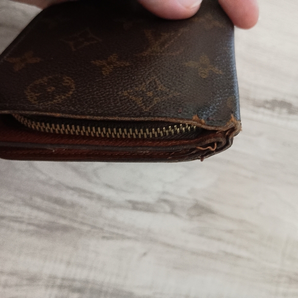 LOUIS VUITTON Monogram Compact Zip Wallet - Picture 4 of 10